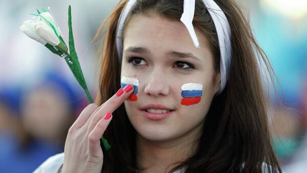 Una chica rusa con la bandera nacional pintada en su rostro - Sputnik Mundo