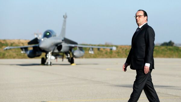 French President Francois Hollande walks on the tarmac as he arrives for a visit about nuclear deterrence and strategic Air Force at the military base in Istres, southern France February 19, 2015. - Sputnik Mundo
