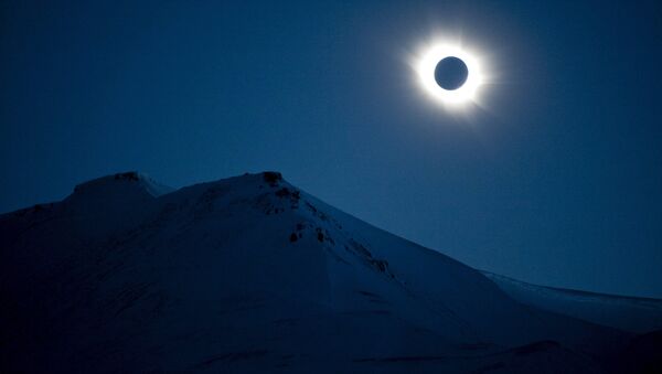 Un eclipse solar total captado en mayo de 2015 - Sputnik Mundo