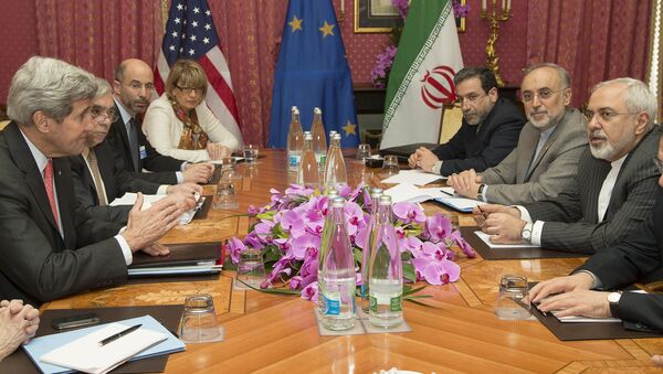 Secretario de Estado de EEUU, John Kerry y ministro de Exteriores de Irán, Mohammad Javad Zarif durante  negociaciones por programa nuclear de Irán - Sputnik Mundo
