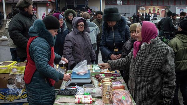 Personas compran la comida en el mercado en Donbás - Sputnik Mundo