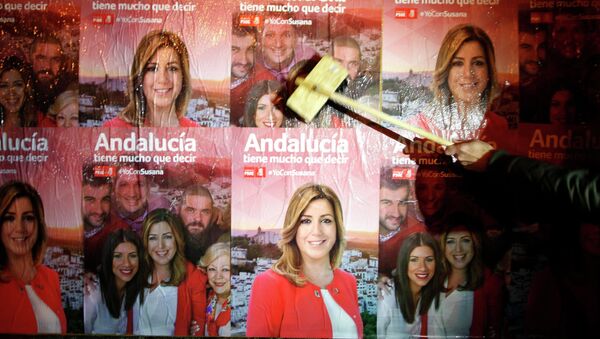Susana Diaz, miembro del PSOE,  sobre cartel electoral en Andalucía - Sputnik Mundo