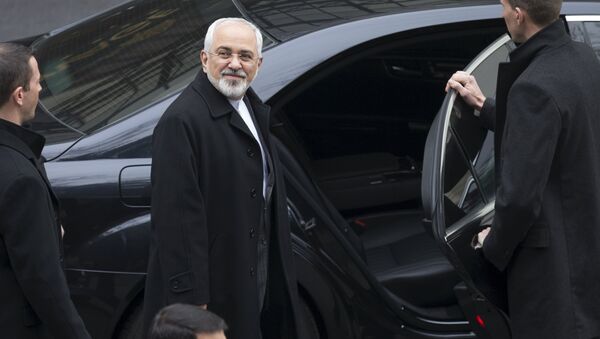 Iran's Foreign Minister Javad Zarif (C) departs his hotel to return to Iran following days of negotiations with United States Secretary of State John Kerry over Iran's nuclear program in Lausanne, Switzerland March 20, 2015. - Sputnik Mundo