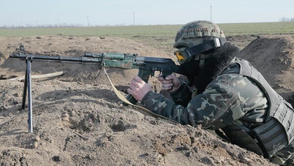 A Ukrainian serviceman takes position at the front line outside Kurahovo, in the Donetsk region of Ukraine - Sputnik Mundo