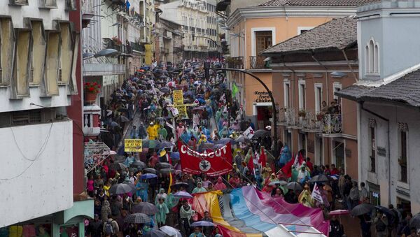 People march through the old part of town during a protest in Quito March 19, 2015. - Sputnik Mundo