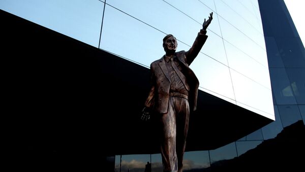 La estatua de Néstor Kirchner en la sede de la UNASUR - Sputnik Mundo