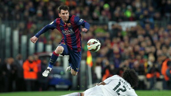Barcelona's Lionel Messi (L) jumps over Real Madrid's Marcelo during their Spanish first division Clasico soccer match at Camp Nou stadium in Barcelona, March 22, 2015. - Sputnik Mundo