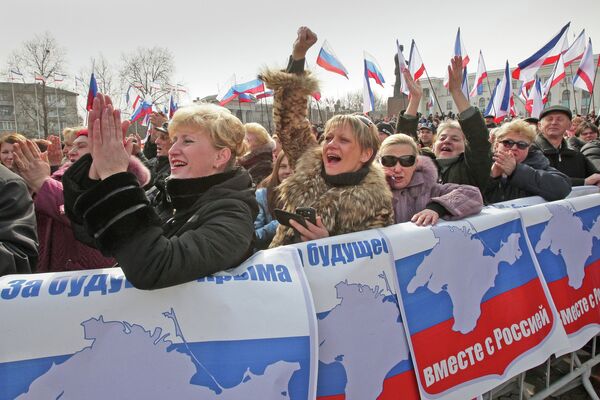 Una muestra fotográfica rememora la adhesión de Crimea a Rusia - Sputnik Mundo