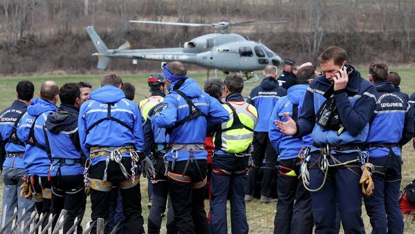 Policías en el lugar del accidente del Airbus A320 en Francia - Sputnik Mundo