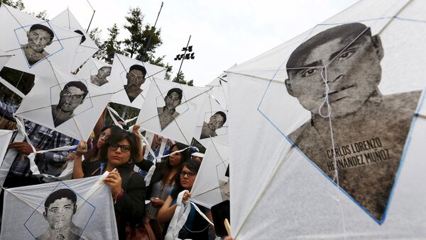 Familiares de desaparecidos de Ayotzinapa piden a EEUU revisar fondos antidrogas a México - Sputnik Mundo