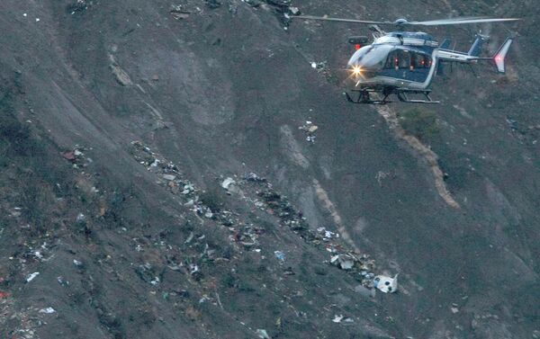 Los escombros del avión estrellado de Germanwings se dispersan en la ladera de la montaña cerca de Seyne les Alpes - Sputnik Mundo