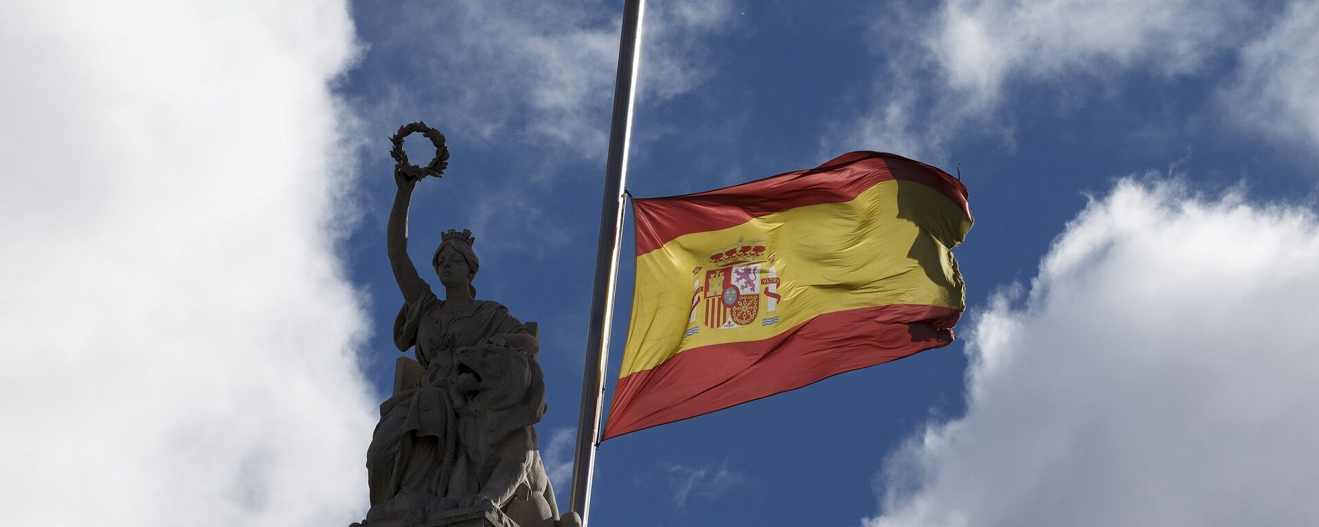 Bandera de España a media asta - Sputnik Mundo, 1920, 26.01.2019