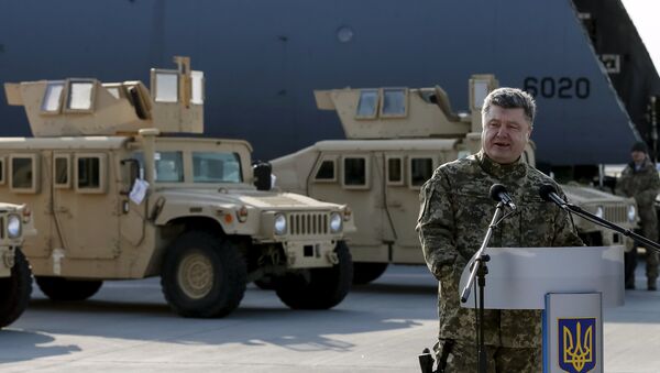 Petró Poroshenko presenta la entrega del primer lote de vehículos estadounidenses Humvee - Sputnik Mundo