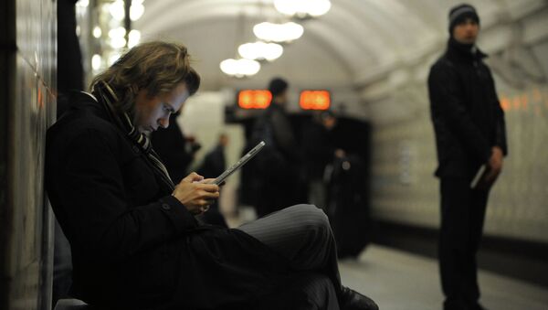 Usuario de internet en el metro de Moscú - Sputnik Mundo