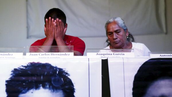 Familiares de los estudiantes desaparecidos de Ayotizinapa - Sputnik Mundo