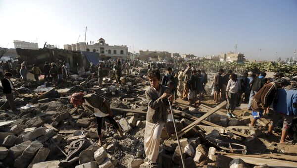 Casas destruidas daurante el ataque aereo en Saná - Sputnik Mundo