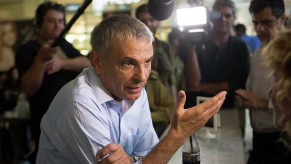 Moshe Kahlon, head of the new centrist party, Kulanu (All of Us), speaks to the media while campaigning at a shopping mall in Tel Aviv March 15, 2015 - Sputnik Mundo