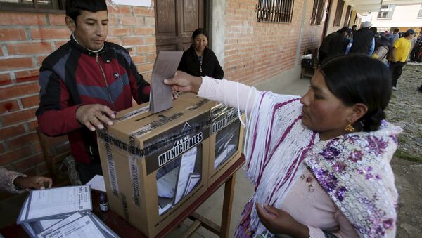 Una mujer vota en las elecciones en Bolivia en marzo 29, 2015. - Sputnik Mundo
