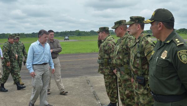 El Presidente Juan Manuel Santos saludó este sábado a los oficiales, suboficiales y efectivos de las Fuerzas Armadas en el Fuerte de Larandia (Caquetá), en compañía del Ministro de Defensa, Juan Carlos Pinzón; y el Comandante de las Fuerzas Militares, general Juan Pablo Rodríguez - Sputnik Mundo
