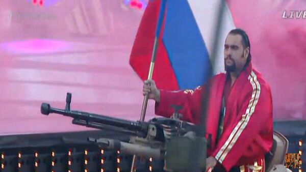 Luchador de EEUU entra en un estadio sobre un tanque y al son del himno ruso - Sputnik Mundo
