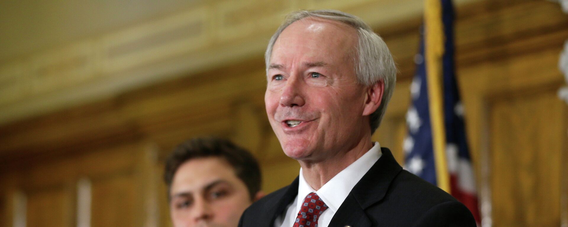 Arkansas Gov. Asa Hutchinson answers reporters' questions as Sen. Jonathan Dismang, R-Beebe, background, listens at the state Capitol in Little Rock, Ark., Wednesday, April 1, 2015 - Sputnik Mundo, 1920, 03.04.2023