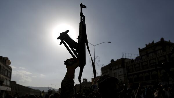 A follower of the Houthi group holds up his rifle as he demonstrates against the Saudi-led air strikes on Yemen, in Sanaa April 1, 2015. - Sputnik Mundo
