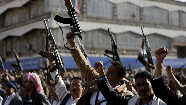 Followers of the Houthi demonstrate against the Saudi-led air strikes on Yemen, in Sanaa April 1, 2015. - Sputnik Mundo