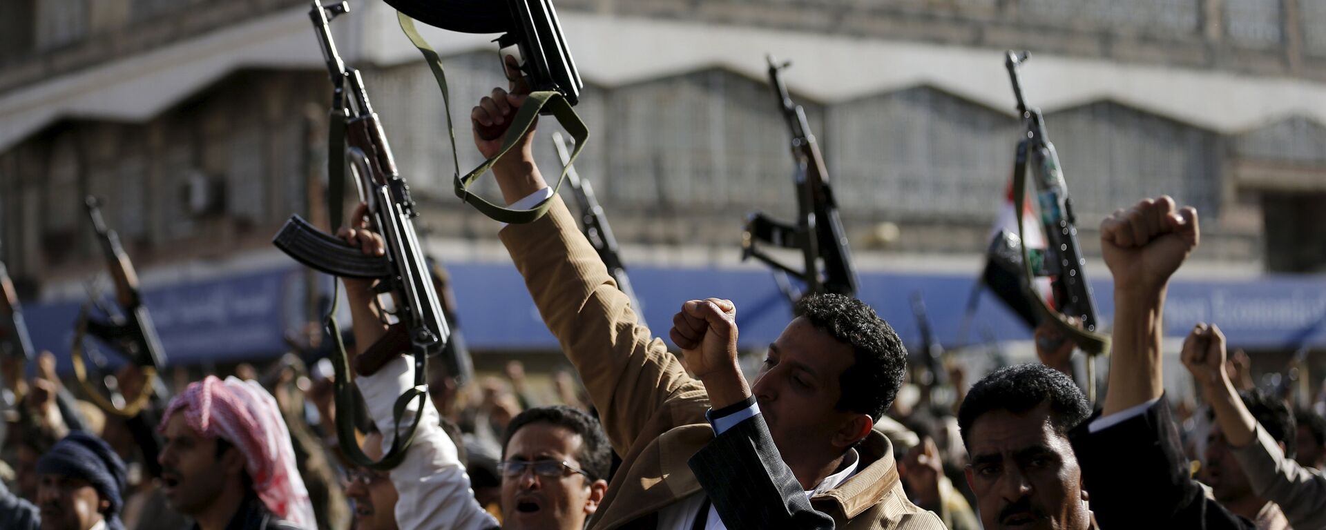 Followers of the Houthi demonstrate against the Saudi-led air strikes on Yemen, in Sanaa April 1, 2015. - Sputnik Mundo, 1920, 18.01.2022