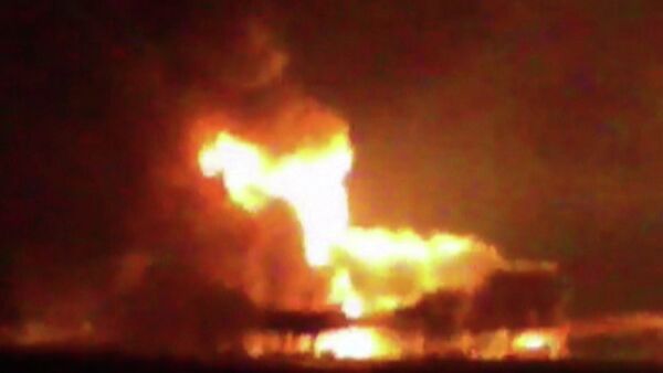This frame grab of a video from the news station Noticias Ciudad del Carmen shows a fire burning at an oil platform in the Gulf of Mexico along the Mexican coast before sunrise on Wednesday, April 1, 2015. - Sputnik Mundo