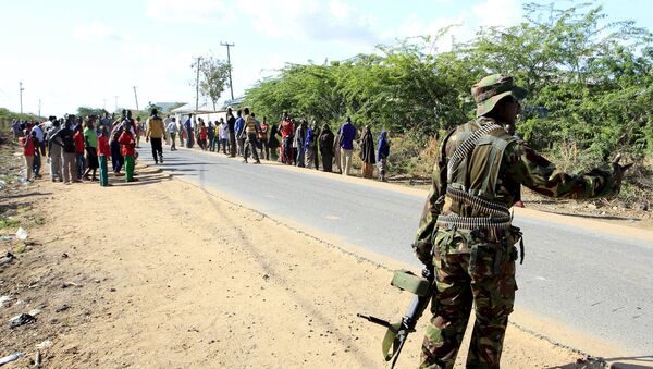 A Kenya Defense Force soldier keeps residents at bay to prevent them from moving in the direction where attackers are holding up at a campus in Garissa April 2, 2015. - Sputnik Mundo