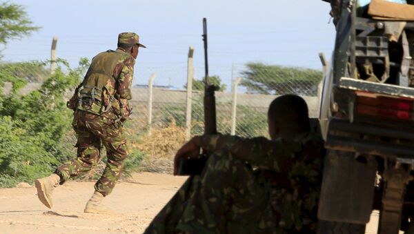 A Kenya Defense Force soldier runs for cover near the perimeter wall where attackers are holding up at a campus in Garissa - Sputnik Mundo
