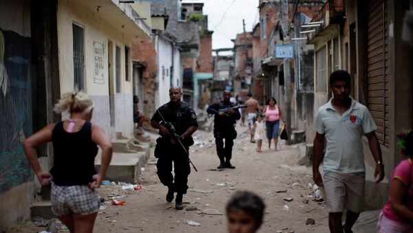 Police officers of the police Special Operation Battalion, BOPE, patrol the streets at the Complexo do Alemao slum in Rio de Janeiro - Sputnik Mundo