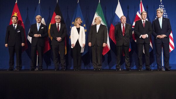 Negociadores después de firmar acuerdo preliminar sobre el programa nuclear iraní en Lausana - Sputnik Mundo