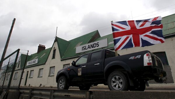 Un vehículo pasea por Puerto Argentino en Islas Malvinas con la bandera de Gran Bretaña - Sputnik Mundo