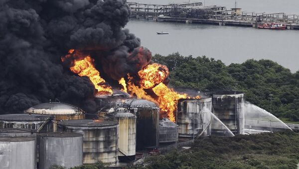 Se extiende el incendio que bloquea el puerto de Santos en Brasil - Sputnik Mundo