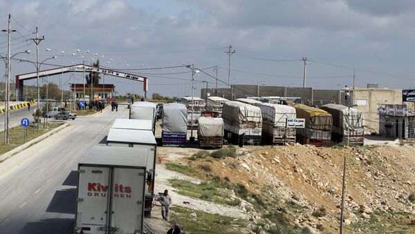 Camiones en el paso fronterizo de Jaber entre Jordania y Siria. 2 de abril de 2015 - Sputnik Mundo
