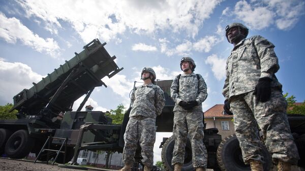 US soldiers stand on May 26, 2010 in front of a Patriot missile battery at an army base in the northern Polish town of Morag - Sputnik Mundo