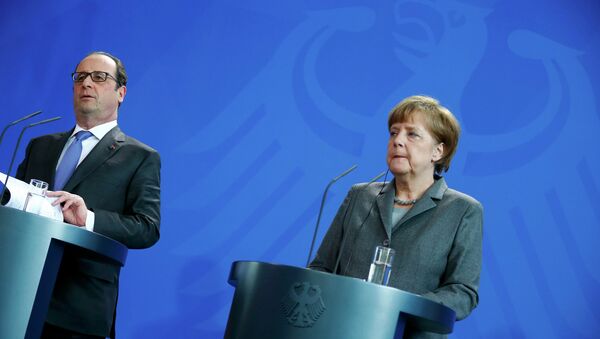 François Hollande, presidente francés, con Angela Merkel, canciller alemana - Sputnik Mundo