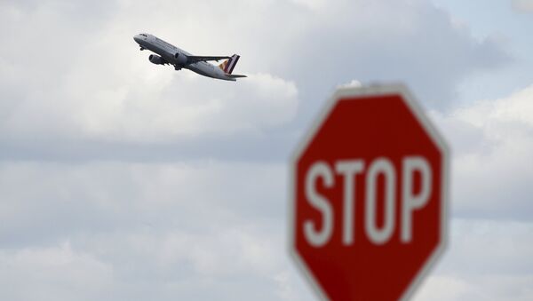 A Germanwings airplane flies past a stop sign during take-off from Duesseldorf airport April 2, 2015 - Sputnik Mundo