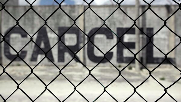A sign on the walls of a jail reading Jail is seen through the fence from the street in Cancun March 13, 2015 - Sputnik Mundo