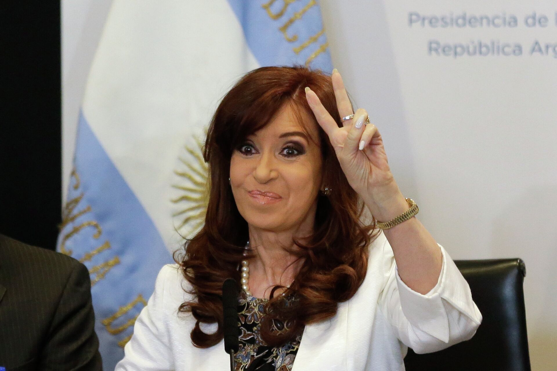 President Cristina Fernandez gestures to supporters during the presentation of a new 100-peso bill at Casa Rosada presidential palace in Buenos Aires, Argentina, Thursday, March 26, 2015. - Sputnik Mundo, 1920, 27.01.2022
