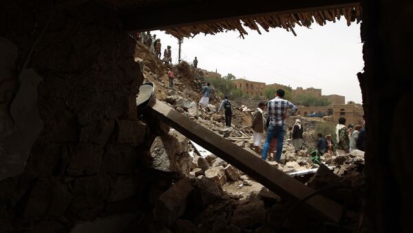 Yemenis inspect the rubble of destroyed houses in the village of Bani Matar, 70 kilometers (43 miles) West of Sanaa, on April 4, 2015 - Sputnik Mundo