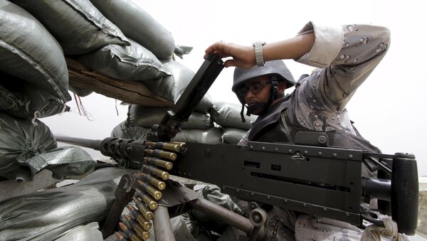 A Saudi soldier loads ammunition at their position at Saudi Arabia's border with Yemen April 6, 2015. - Sputnik Mundo