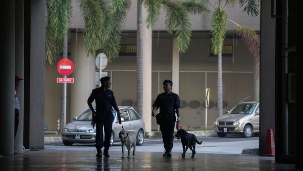 Dogs from the Malaysian Police K-9 unit join officers on patrol before the arrival of Malaysian opposition leader Anwar Ibrahim for his legal case against Malaysian Foreign Minister Anifah Aman at the Duta court complex in Kuala Lumpur - Sputnik Mundo