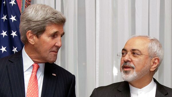 El entonces secretario de Estado de EEUU, John Kerry, y ministro de Asuntos exteriores de Irán, Mohammad Yavad Zarif, durante las negociaciones sobre el acuerdo nuclear iraní - Sputnik Mundo