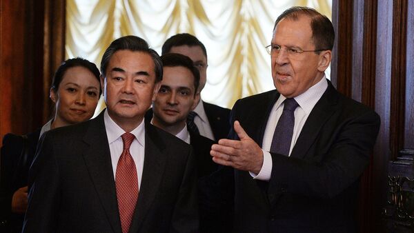Wang Yi, ministro de Asuntos Exteriores de China, y Serguéi Lavrov, ministro de Asuntos Exteriores de Rusia (Archivo) - Sputnik Mundo