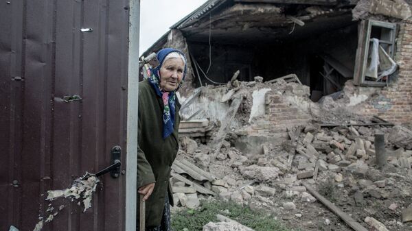 Una anciana cerca de su casa destruida por un bombardeo artillero (sureste de Ucrania, 27 de junio de 2014) - Sputnik Mundo