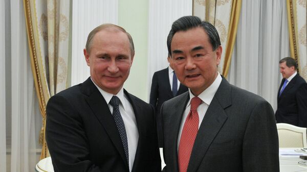 Presidente de Rusia,  Vladímir Putin y ministro de Relaciones Exteriores de China, Wang Yi (Archivo) - Sputnik Mundo