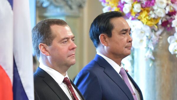 Primer ministro de Rusia, Dmitri Medvédev, y primer ministro de Tailandia, Prayuth Chan-Ocha. durante su reunión en Bangkok - Sputnik Mundo