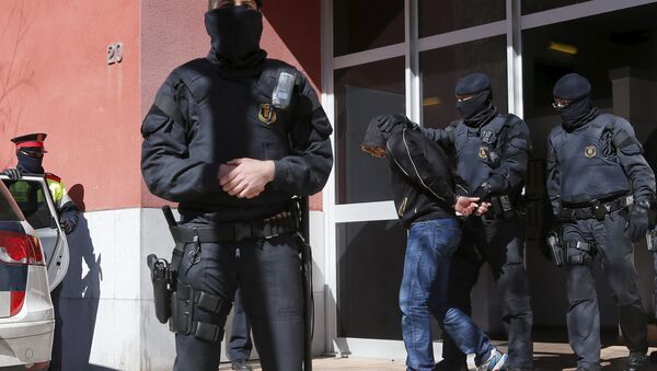 Mossos d'Esquadra custodian a uno de los detenidos en Sabadell - Sputnik Mundo